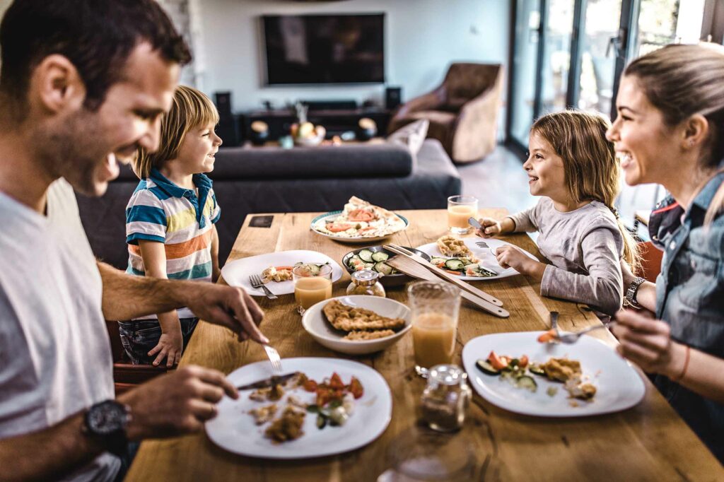 La cena es una oportunidad para que todos intercambien experiencias y vivan una inmersión cultural y lingüística.